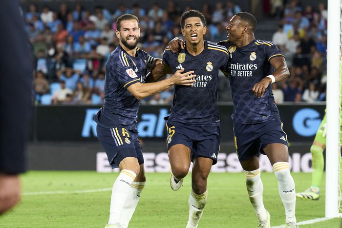 Jude Bellingham (középen) szerezte a Real Madrid győztes gólját