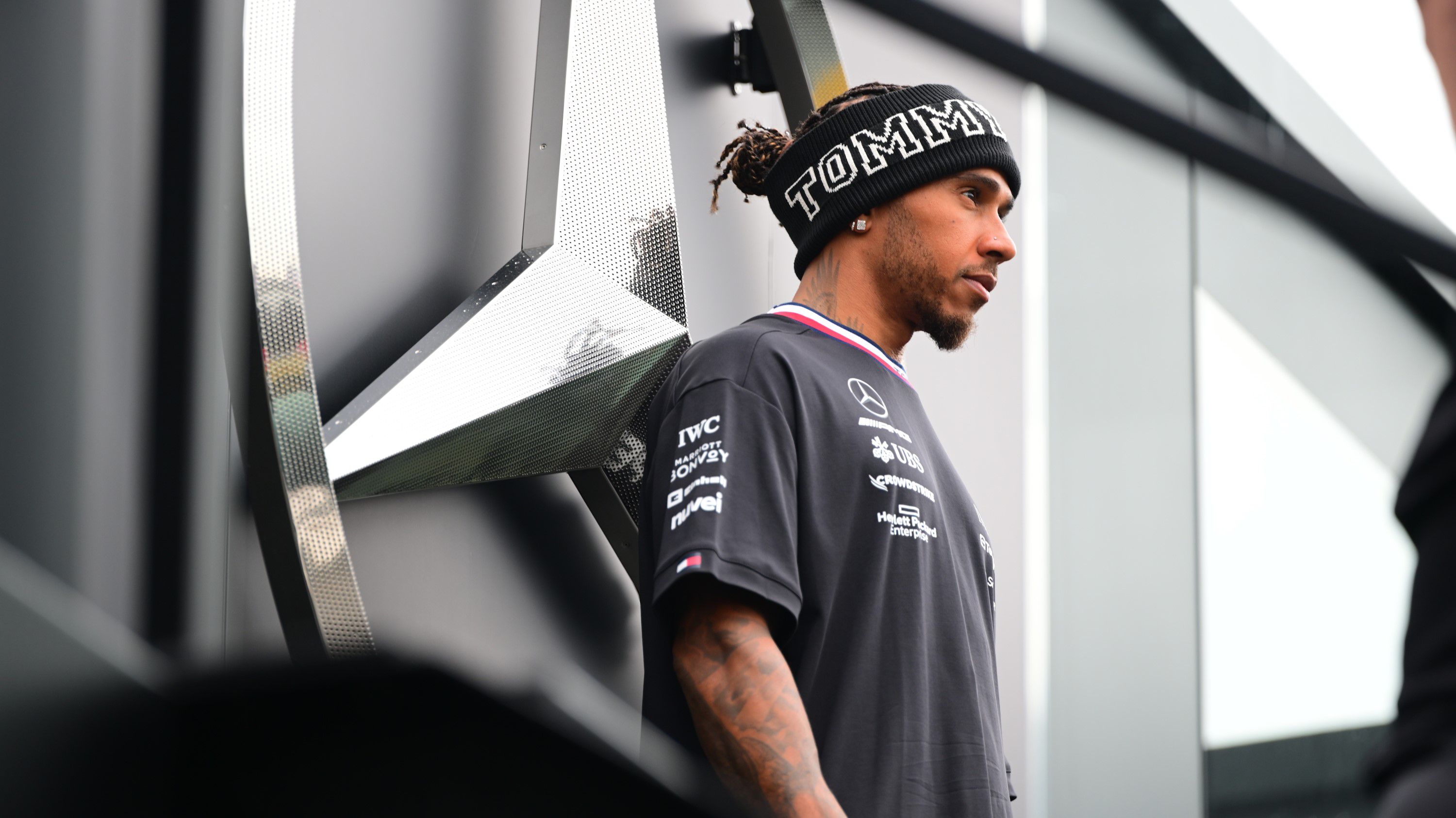 Lewis Hamiltont feltartották, a hétszeres világbajnok csak a 13. helyről indul a futamon