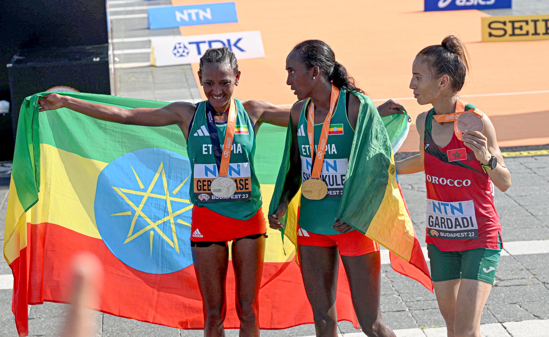Jobbra a marokkói Gardadi, aki miatt (na jó,még egy kenyai-izraeli miatt is) nem lett meg a háromas etióp siker (Fotó: Zsolnai Péter)