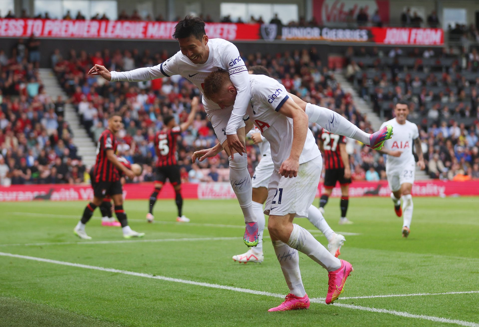 Kulusevski és Szon a második Tottenham-gól után, amely tulajdonképpen eldöntötte a Bournemouth elleni bajnokit Fotó: Getty Images