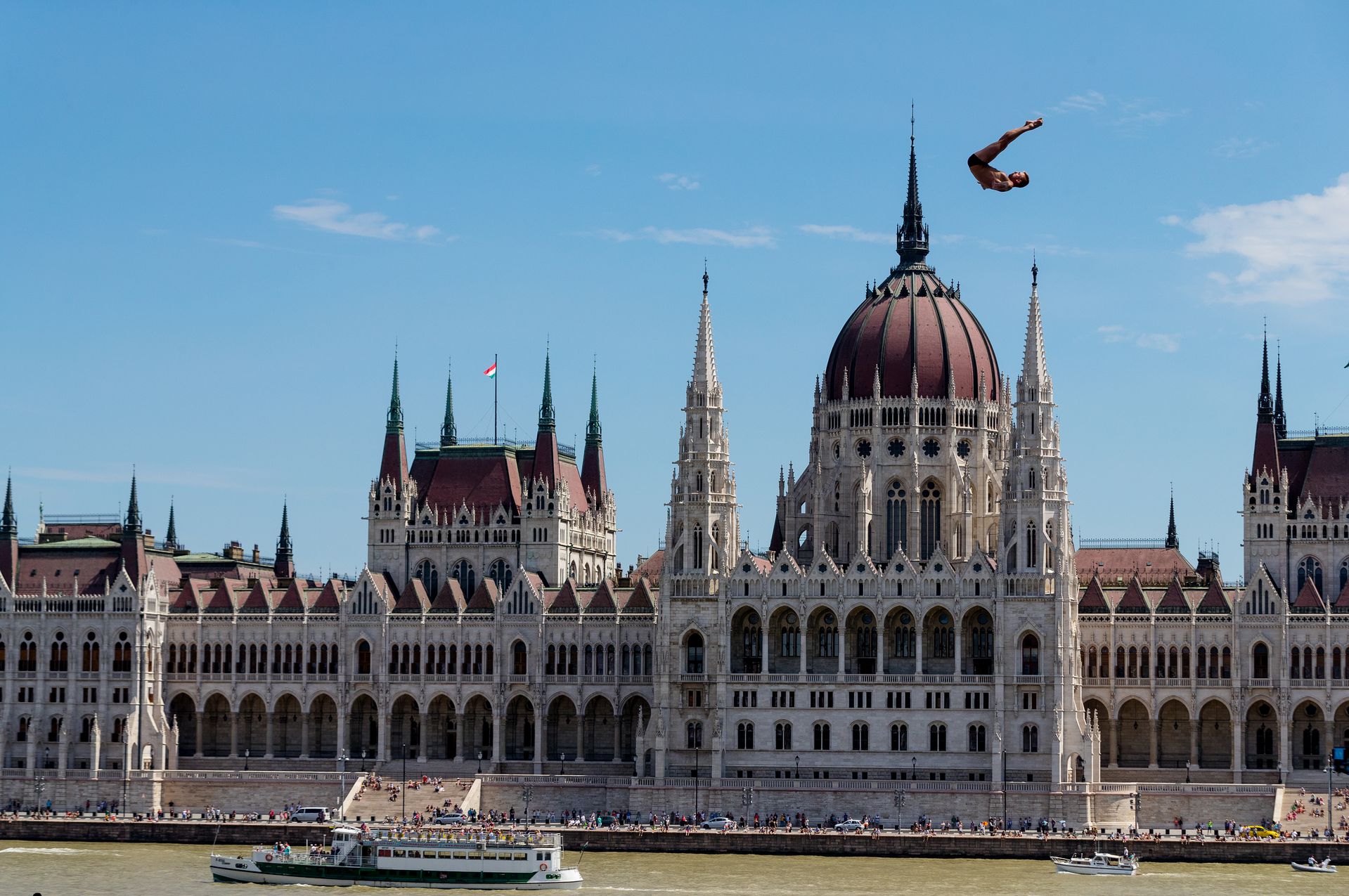 Jelenet a 2017-es budaptesti vizes világbajnokság szupertoronyugró döntőjéről. Lehet Budapestet ennél jobban népszerűsíteni? (Fotó: Getty Images)