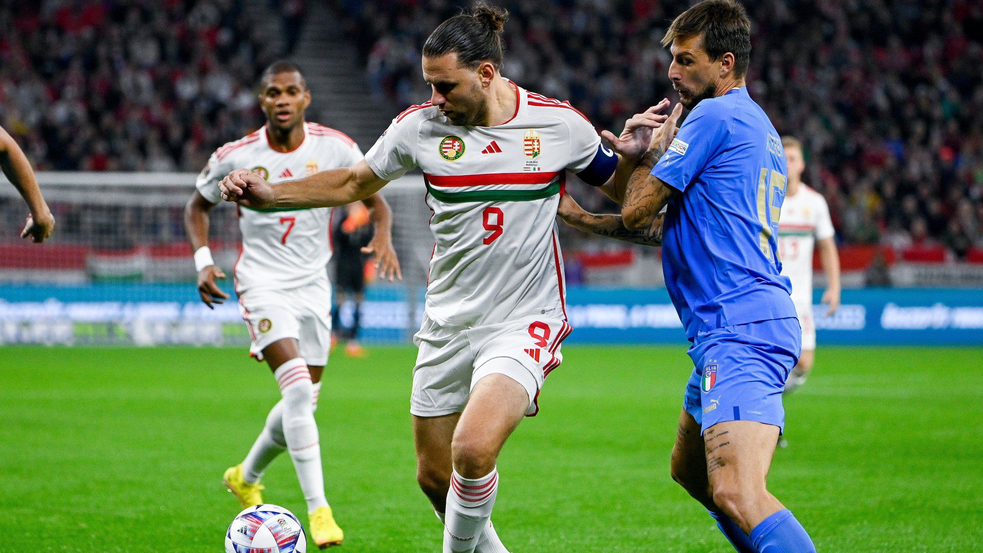 Szalai Ádám nagyot harcolt, ám búcsúmeccsén a magyar válogatott 2–0-ra kikapott Olaszországtól. Fotó: MTI
