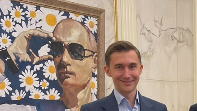 A nagy testvér figyel... Bár úgy tűnik Karjakin nem érdekből vagy félelemből, hanem önként és lelkesen élteti Putyint és a háborút Fotó: Twitter
