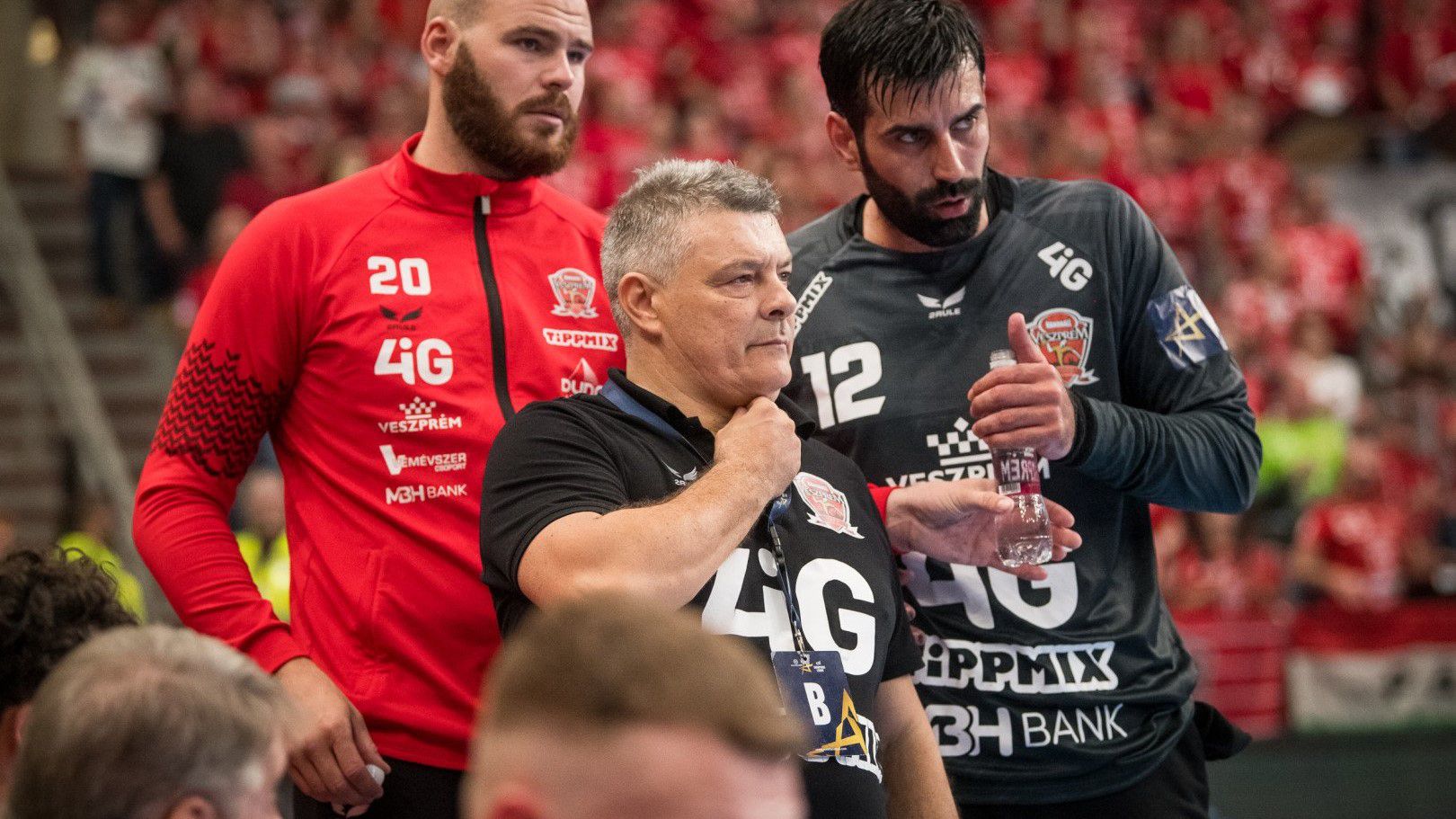 Xavi Pascual vezetőedző (középen) magára vállalta a felelősséget a Sporting elleni súlyos vereség után (Fotó: handballveszprem.hu)