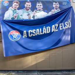 Szilágyi Áron mankókkal érkezett az olimpiai érmesek köszöntésére