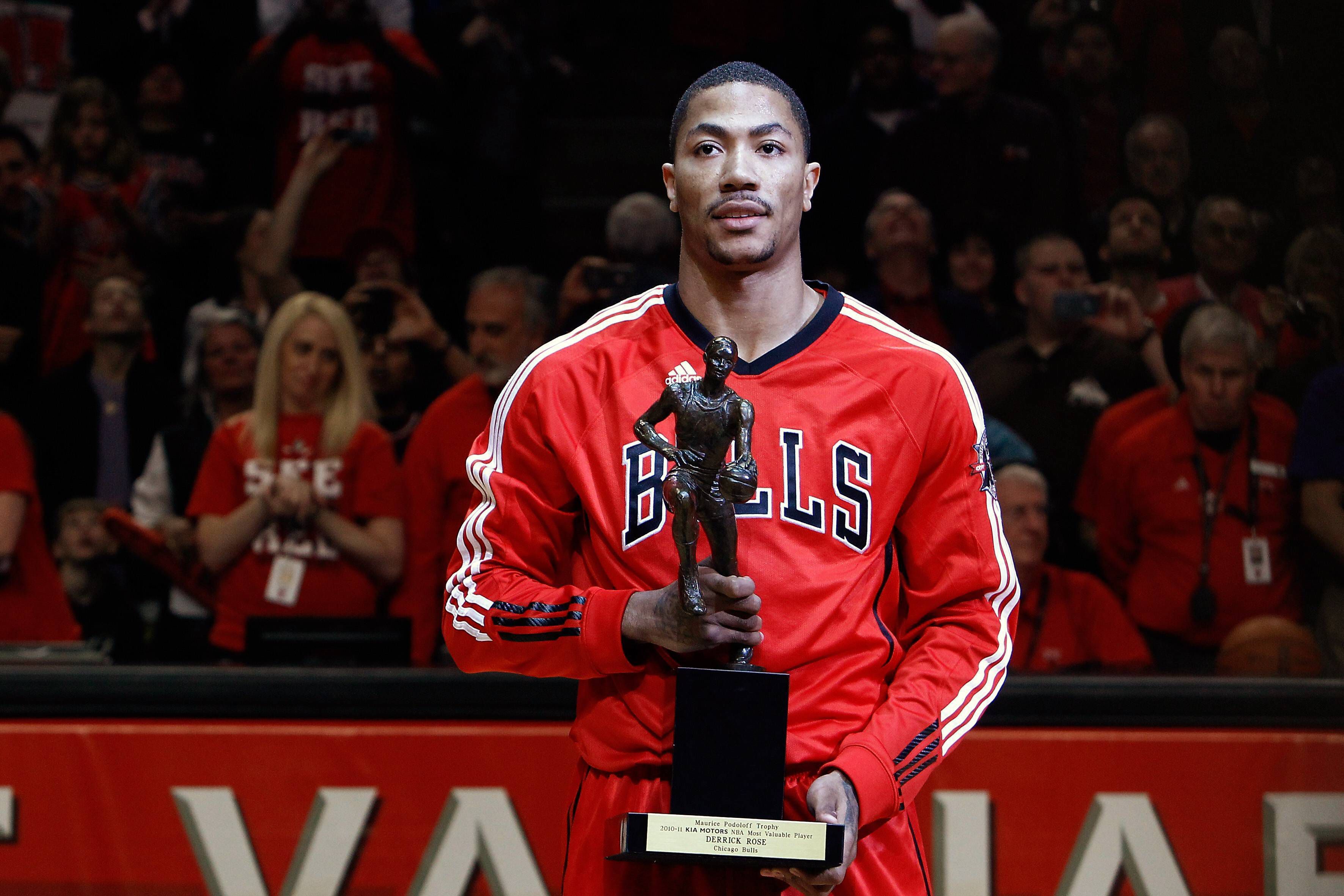 Derrick Rose, miután átvette a 2010/2011-es szezon legjobbjának járó MVP-trófeát. Fotó: Imago.