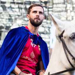 Hogy micsoda? Fehér lovon igazolt Moszkvába a Juve és a Barca korábbi sztárja