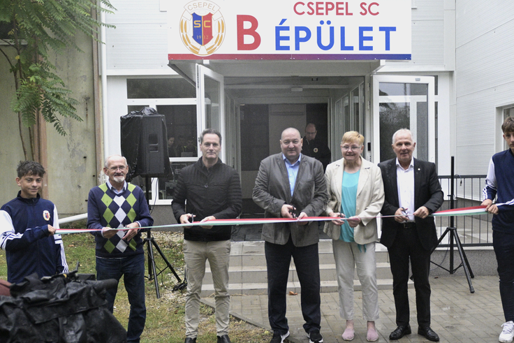 Újabb mérföldkő a patinás klub életében: új épületszárnyat adtak át Csepelen – fotókkal
