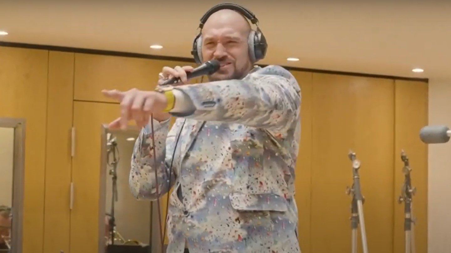 VIDEÓ: ezúttal nem a ringben, hanem a stúdióban énekelt Fury – így szól tőle a szurkolók nagy kedvence