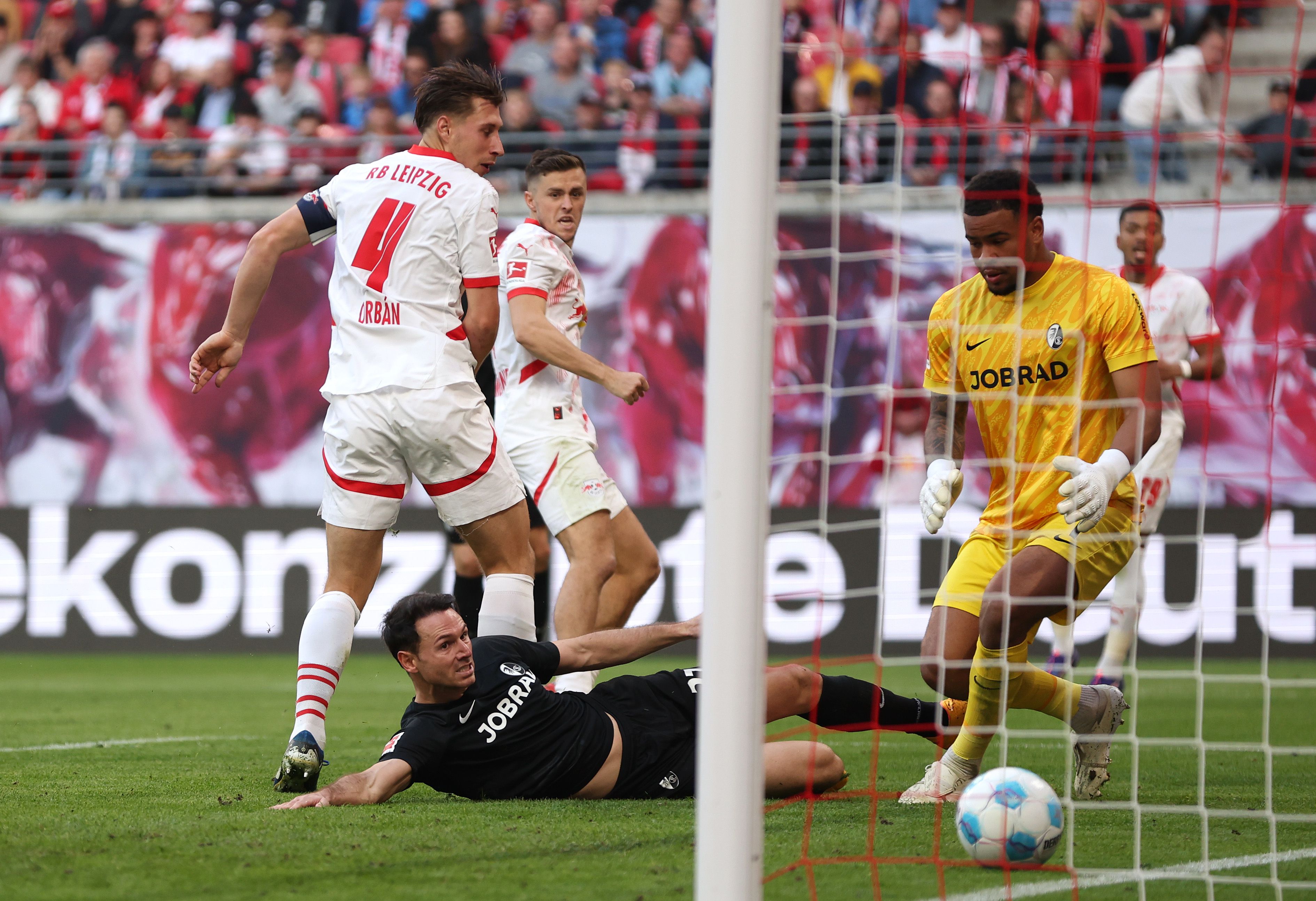 Gulácsi megsérült, Willi Orbán gólt lőtt, fordított a Leipzig; meglepő vereségbe szaladt bele a Dortmund