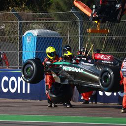 Russell balesetet szenvedett, Verstappen a boxban ragadt, Sainzé a második mexikói szabadedzés