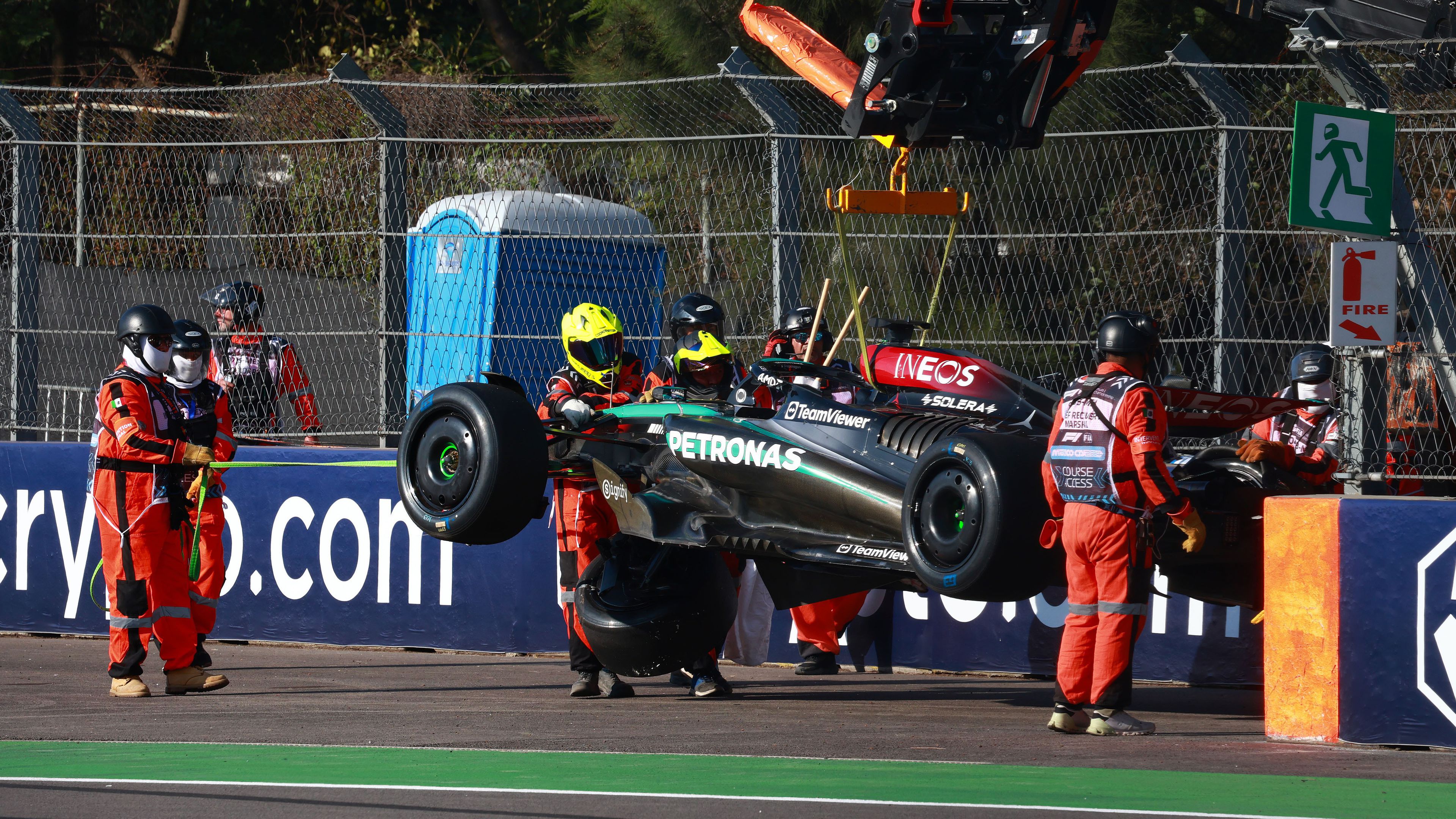 Russell balesetet szenvedett, Verstappen a boxban ragadt, Sainzé a második mexikói szabadedzés