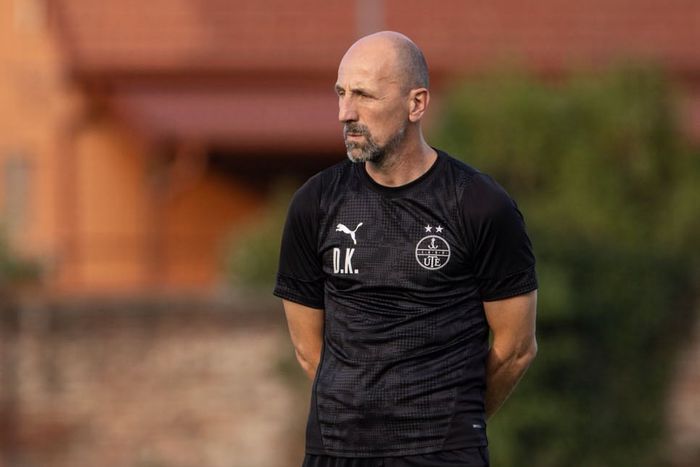 Krznar értetlenül áll csapata teljesítménye előtt. Fotó: Újpest FC