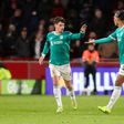 Virgil van Dijk csapatkapitány (jobbra) gratulál az első liverpooli gólját szerző Kerkez Milosnak