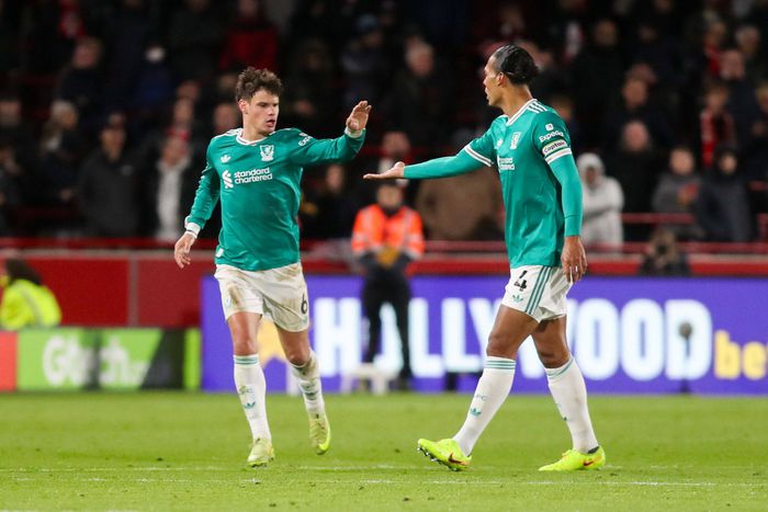Virgil van Dijk csapatkapitány (jobbra) gratulál az első liverpooli gólját szerző Kerkez Milosnak