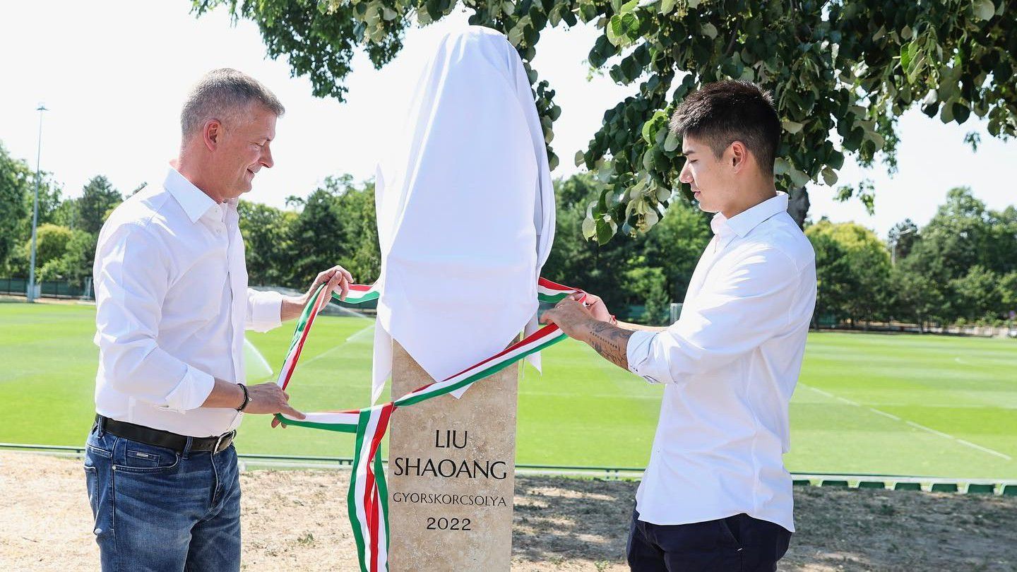 Három hónapja Liu Shaoang a Ferencváros elnökével, Kubatov Gábor-
ral avatta fel a mellszobrát a népligeti Sportközpontban /Fotó: Instagram