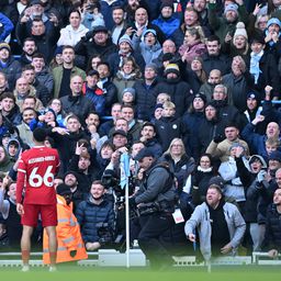 „Egy lány szemét is eltalálhatta volna” – szög repült a Liverpool szurkolói közé