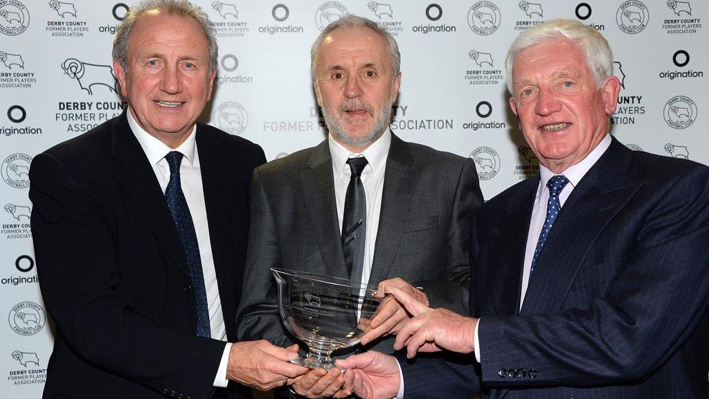 A Ferencváros korábbi vezetőedzőjét, Bobby Davisont (középen) a BBC tavaly választotta meg az 1980-as évek legjobb Derby County  játékosának