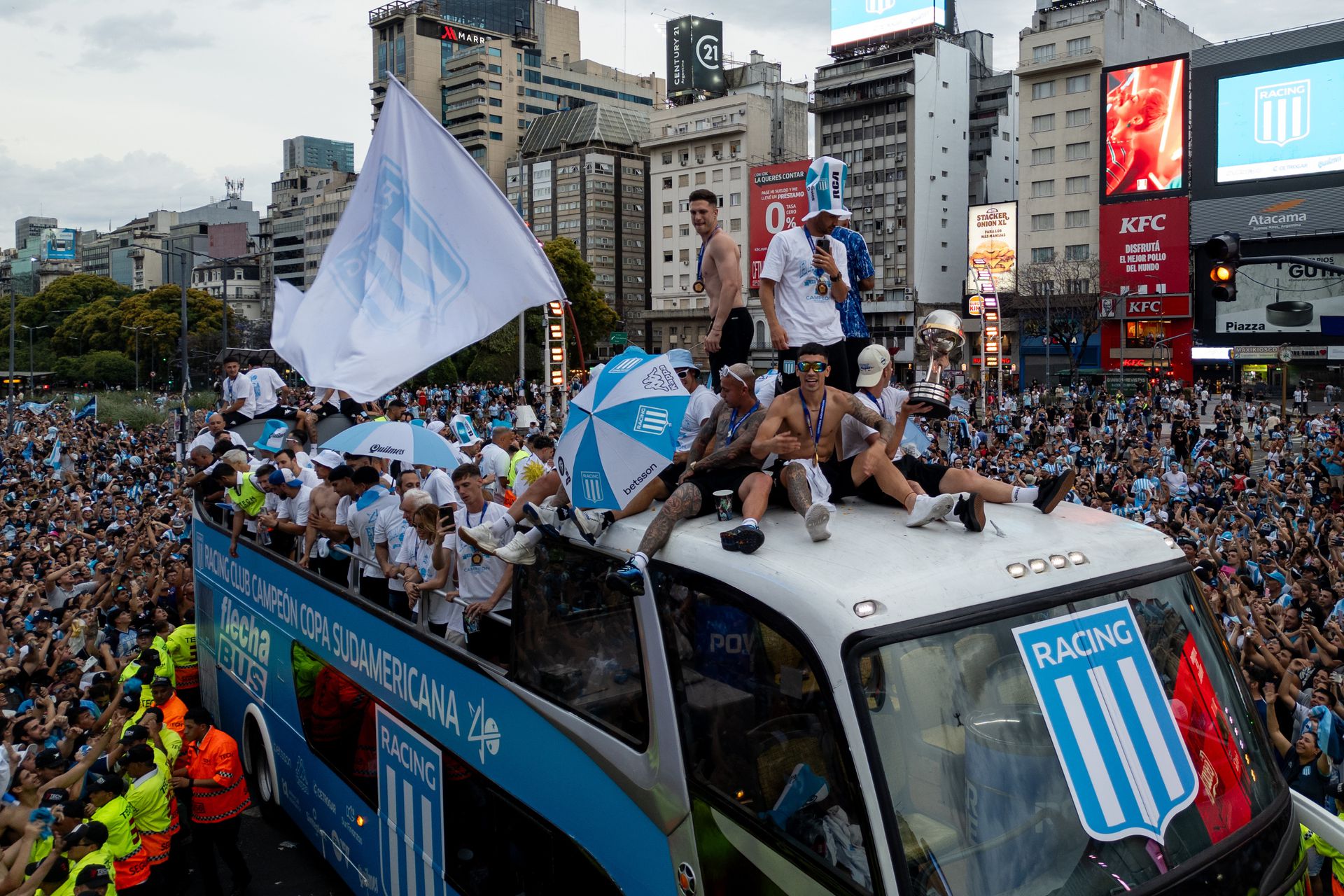 A Racing Club hívei és játékosai kellően megünnepelték a Copa Sudamericana megnyerését/Getty