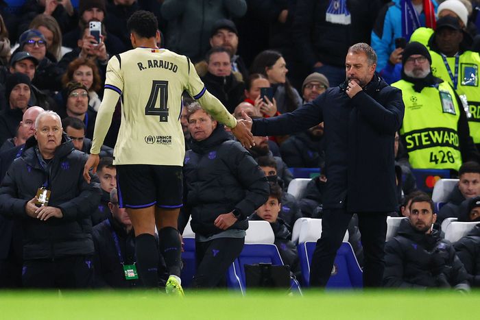 Az edző „elköszön” a kiállított Araújótól