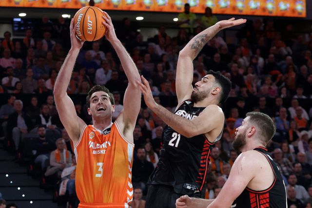 Reuversre sok feladat hárul centerként (Fotó: www.facebook.com/valenciabasket)