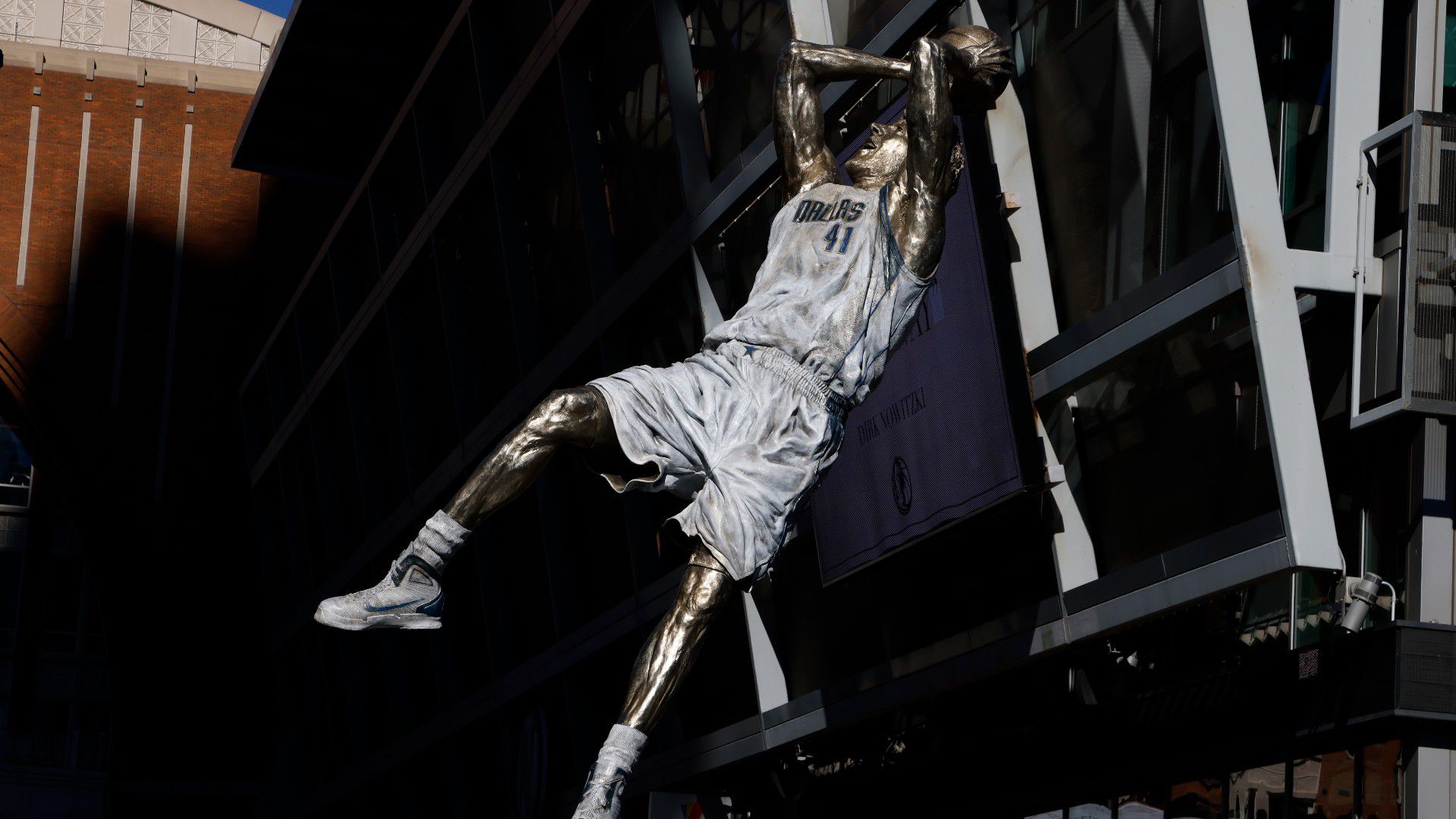 Felavatták Dirk Nowitzki szobrát Dallasban