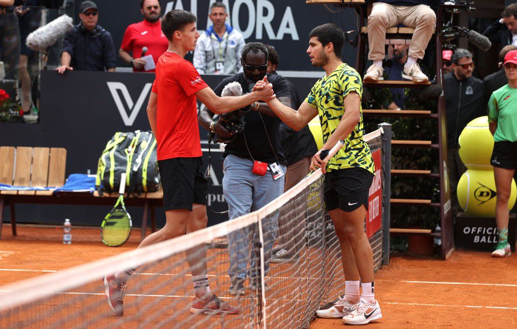 Amikor a világ – egyik – legjobbja fejet hajt: Carlos Alcaraz (jobbra) gratulál Marozsán Fábiánnak (Fotó: Getty Images)