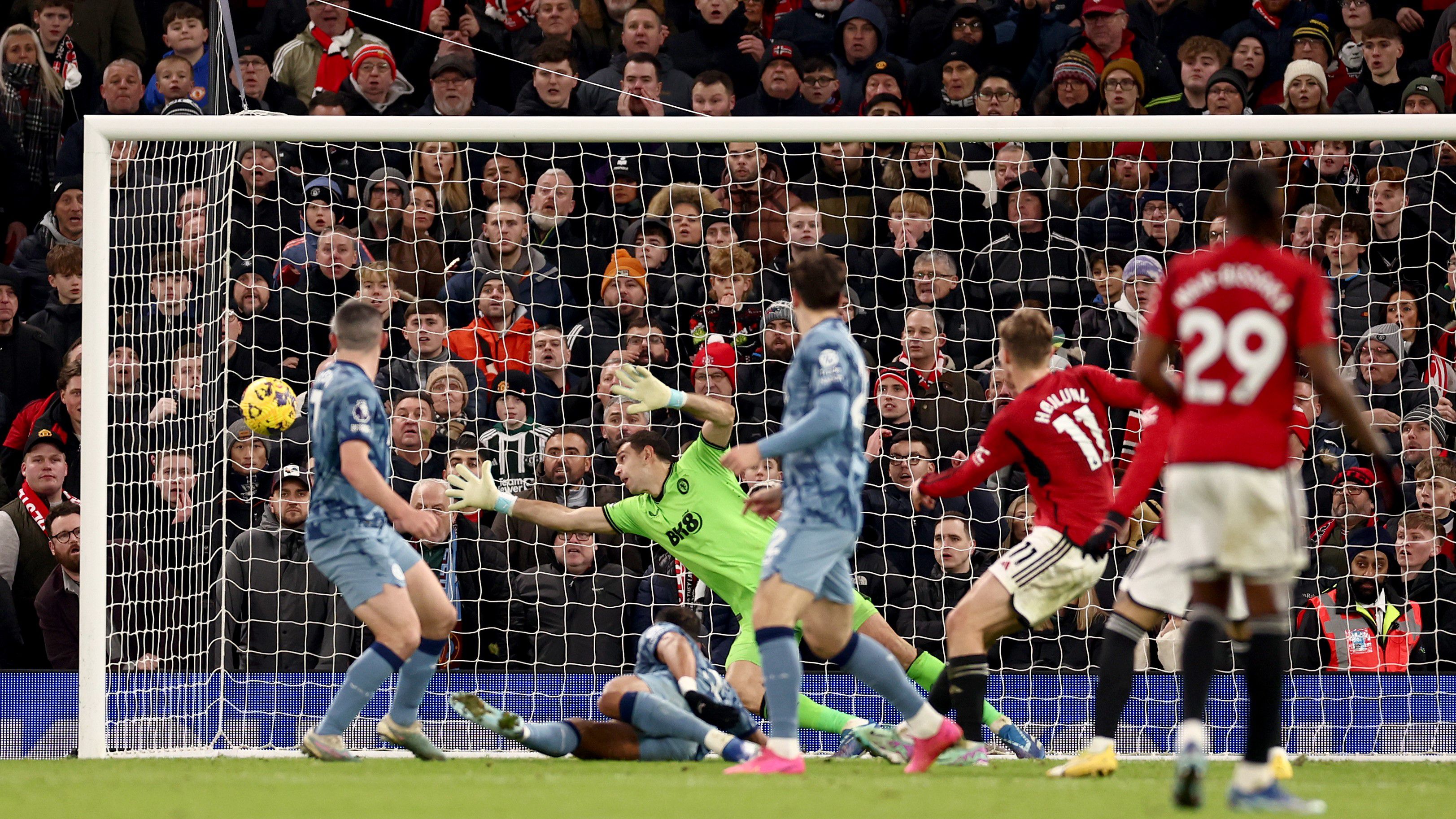 A mérkőzést eldöntő pillanat: Höjlund lövése után a labda a jobb sarokban kötött ki, a Manchester United ezzel a találattal fordított az Aston Villa ellen