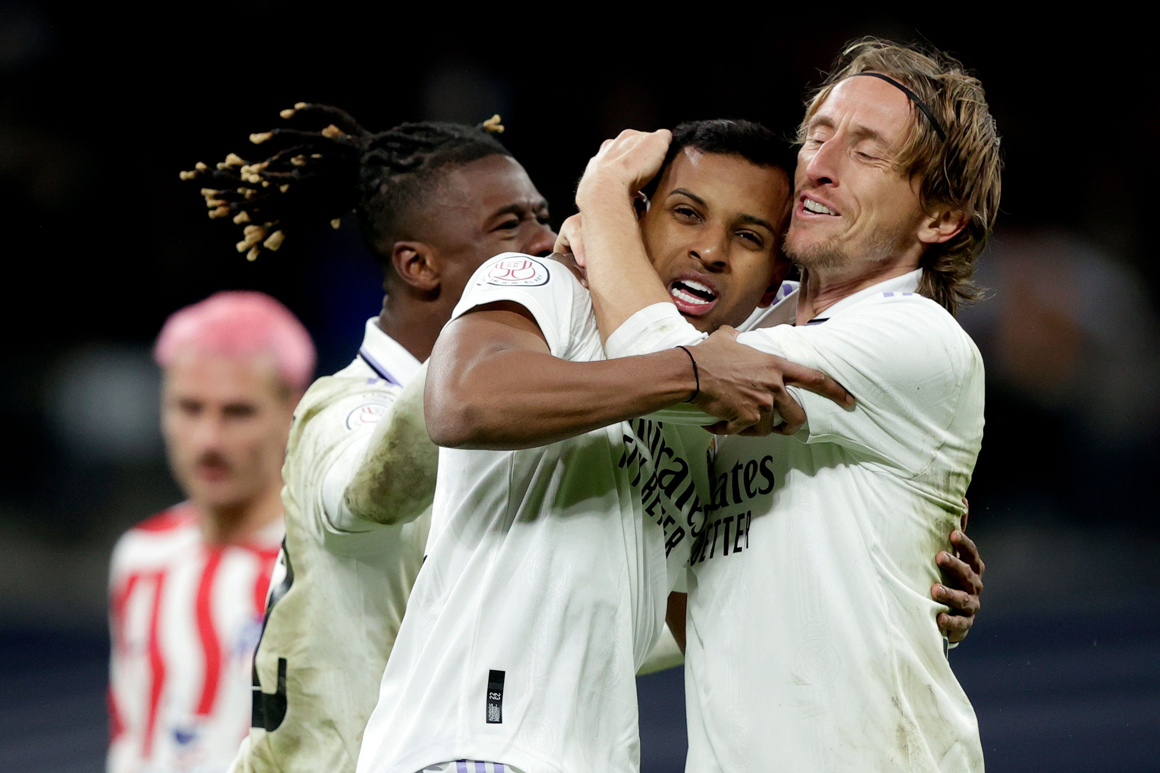Rodrygót ölelgeti Luka Modric, a Real Madrid a brazil támadó góljával egyenlített az Atlético elleni derbin (Fotó: Getty Images)