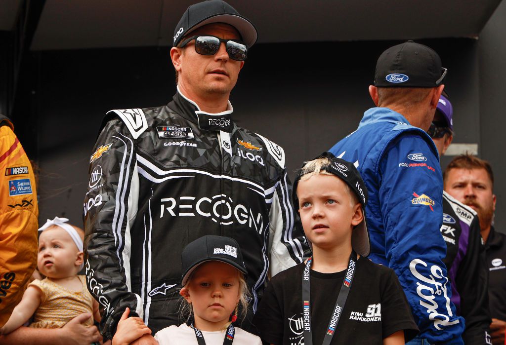 Kimi Raikkönen és előtte fia, Robin Ace Raikkönen a New York-i NASCAR-versenyen (Fotó: Getty Images)