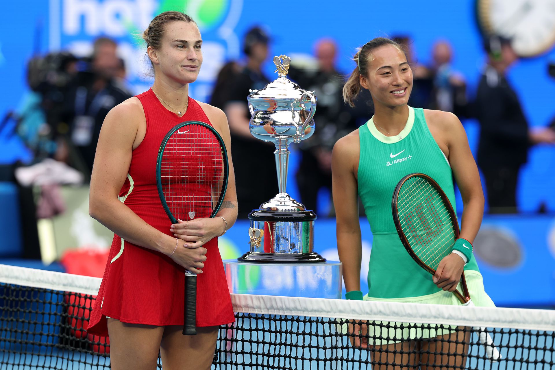 A kezdés előtt még mindketten mosolygtak, háttérben a győztesre váró kupa (Fotó: Getty Images)