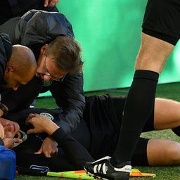 Kilőtték az asszisztenst a Bundesliga-meccsen, kórházba szállították