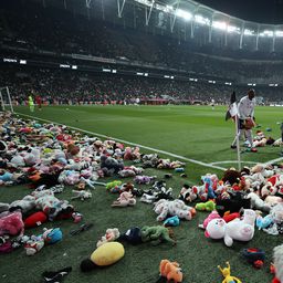 Szívet melengető: plüss állatokat dobáltak a pályára a török szurkolók – videóval