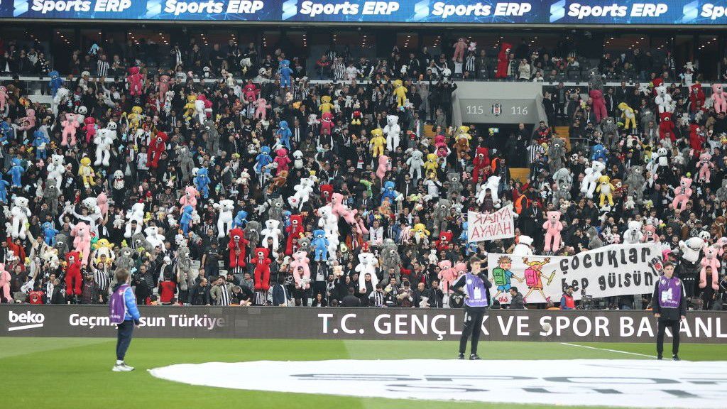 A Besiktas–Antalyaspor bajnokin a szurkolók a török és szír gyerekeknek adományozták a plüss állatokat. (Fotó: Getty Images)