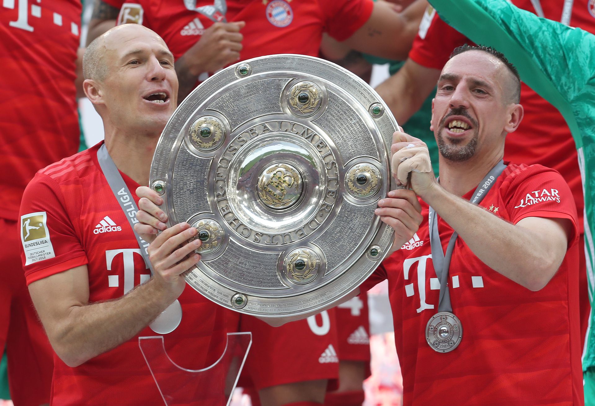 Robben (balra) és Ribéry a 2019-ea bajnoki győzelmet ünneplik. Ők ketten az idgenlégiósok az álomcsapatban (Fotó: Getty Images)