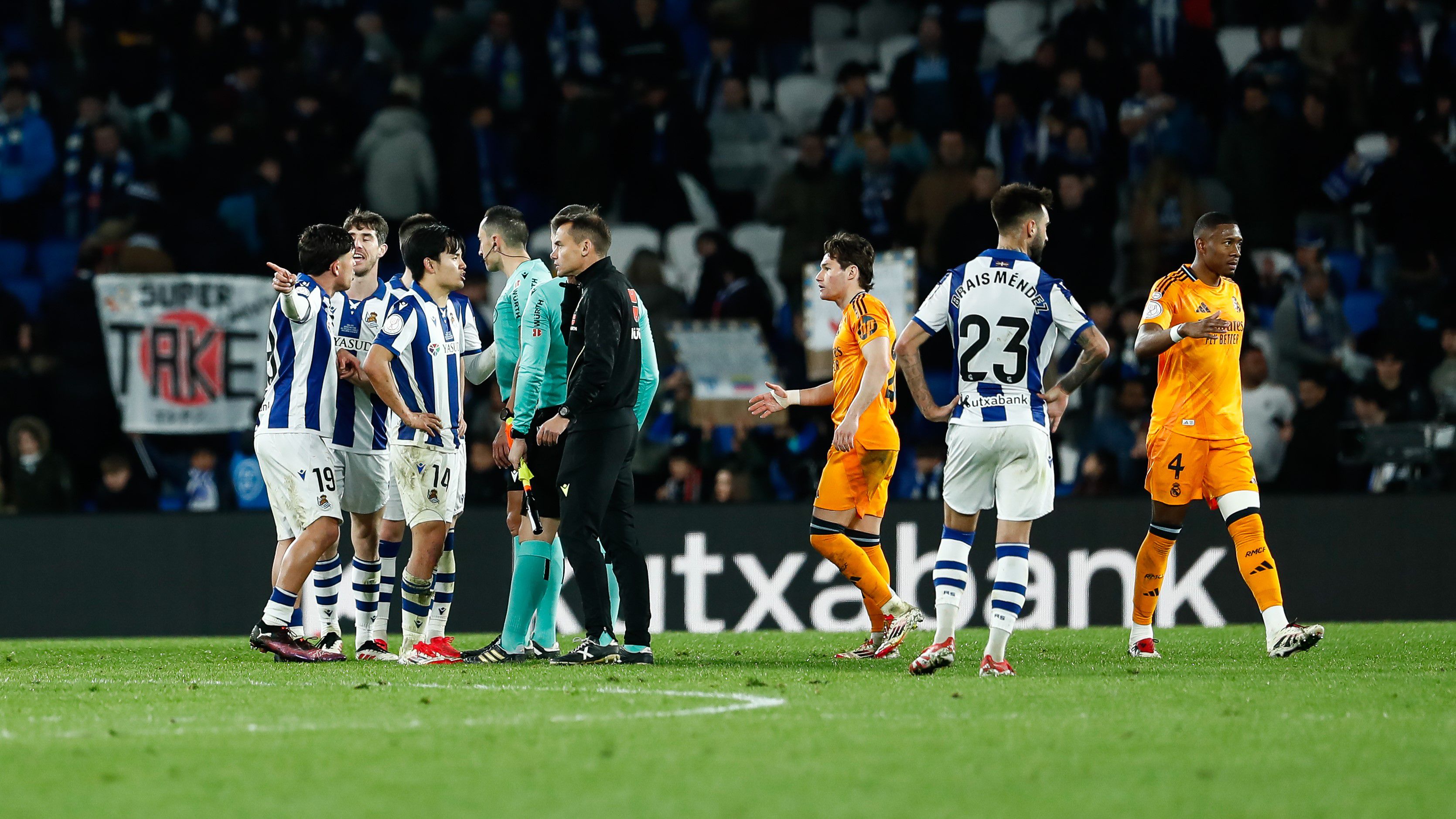 Botrány a Real Madrid Király-kupa-meccsén, percekig félbeszakadt a találkozó