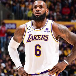 LeBron James egy hónap után játszott ismét
