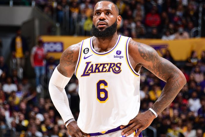 LeBron James egy hónap után játszott ismét