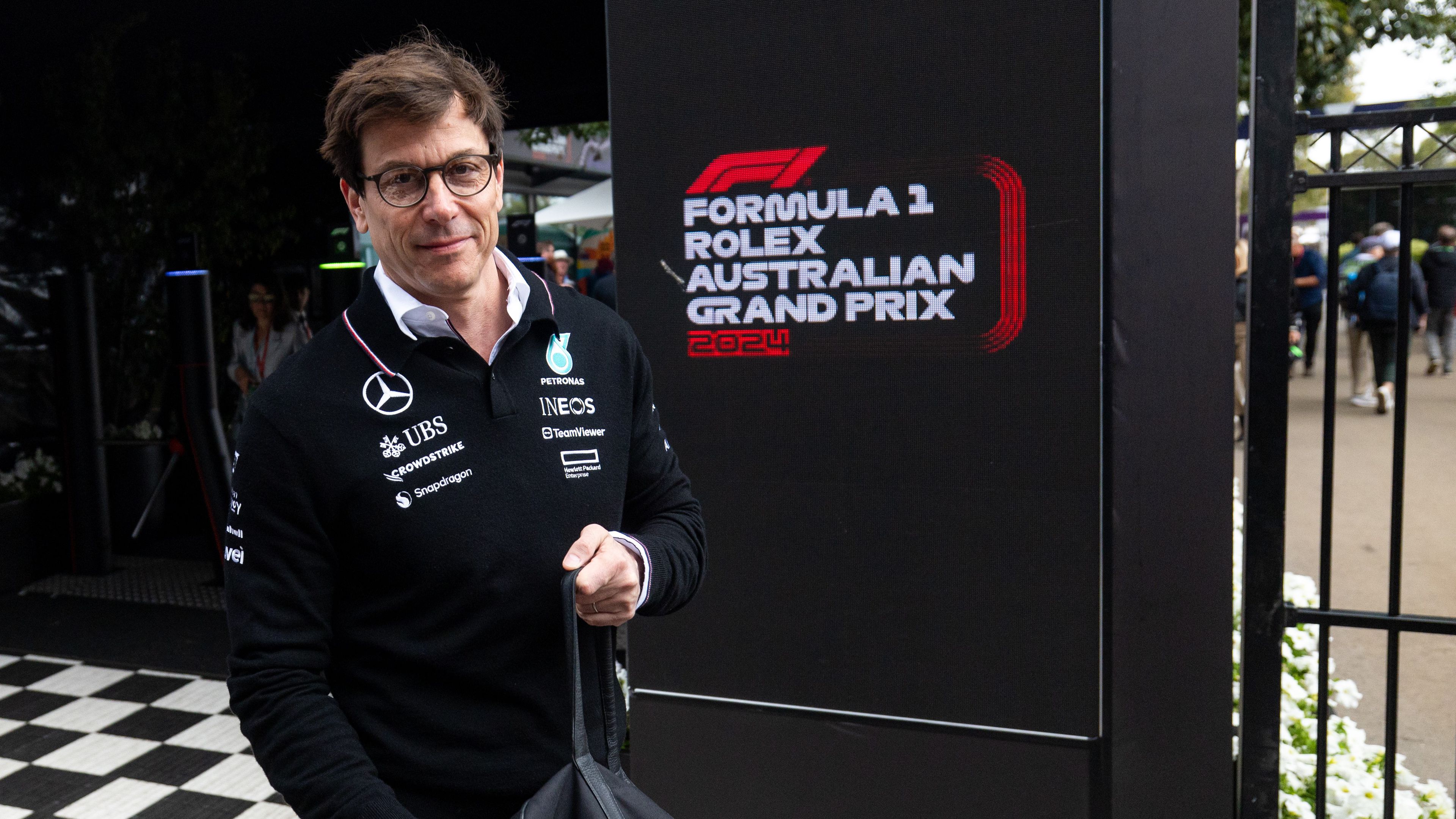 Váratlant húzhat a Mercedes: újonc veheti át Lewis Hamilton helyét