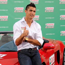 Videó: Ezzel az új csecsebecsével érkezett Ronaldo a csapatszállásra