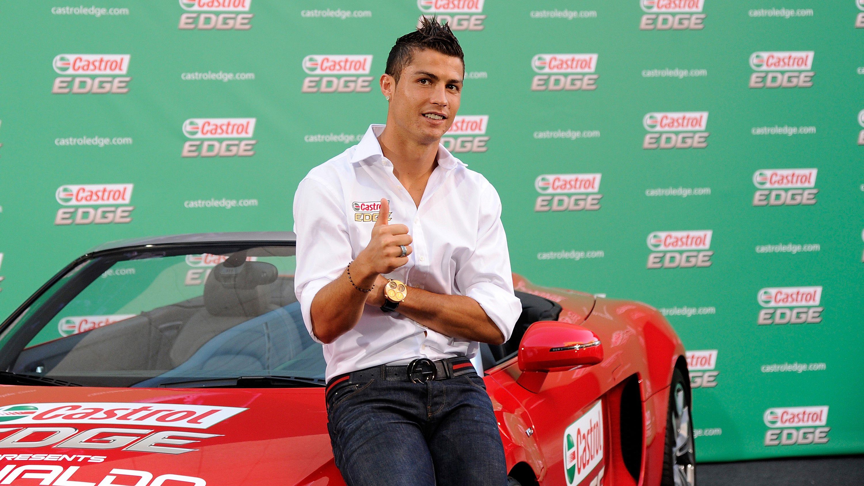 Már 2011-ben is szívesen pózolt egy Ferrarival... (Fotó: Getty Images)