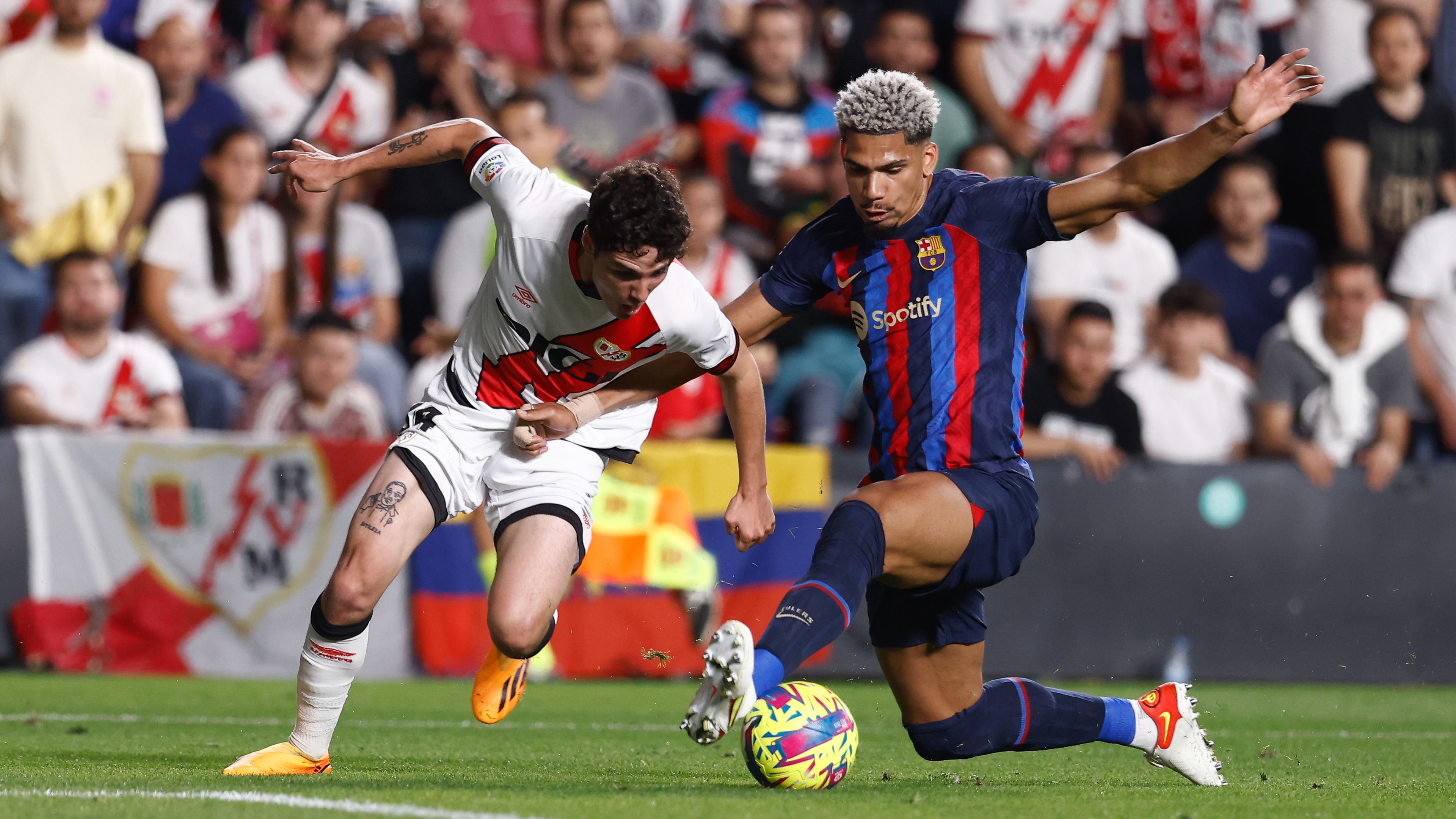Ezúttal Ronald Araújónak (jobbra) sem ment a játék, a Barca középhátvédje rengetegszer elszórta a labdát