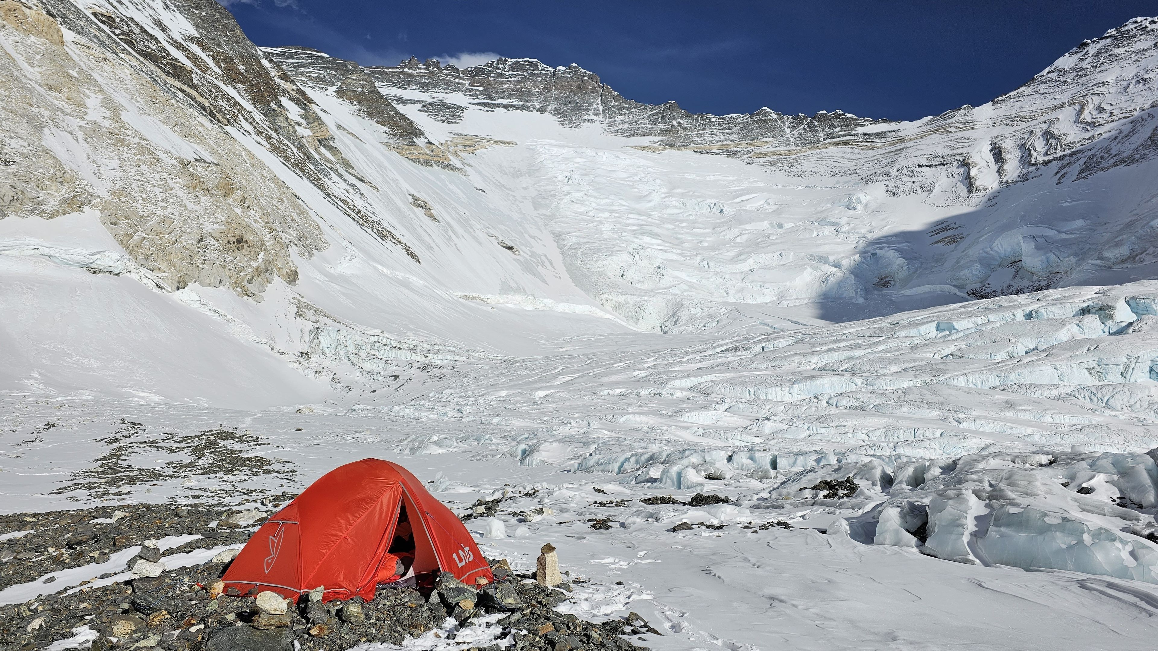 Egyedül a hegyen, vagyis egyelőre senki és semmi sem akadályozza Suhajda Szilárdot az Everesten. (Fotó: Kyocera Everest Expedíció 2023)