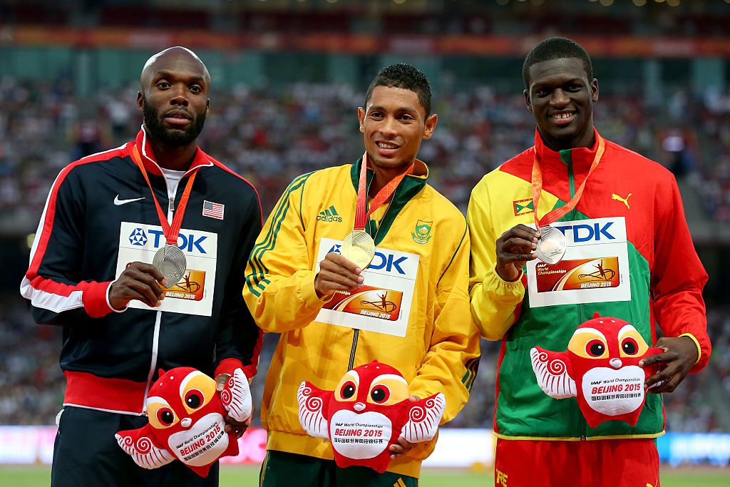 Először a világbajnoki dobogó tetején: balján a címvédő amerikai LaShawn Merritt, jobbján 2012 olimpiai bajnoka, a grenadai Kirani James (Fotó: Getty Images)