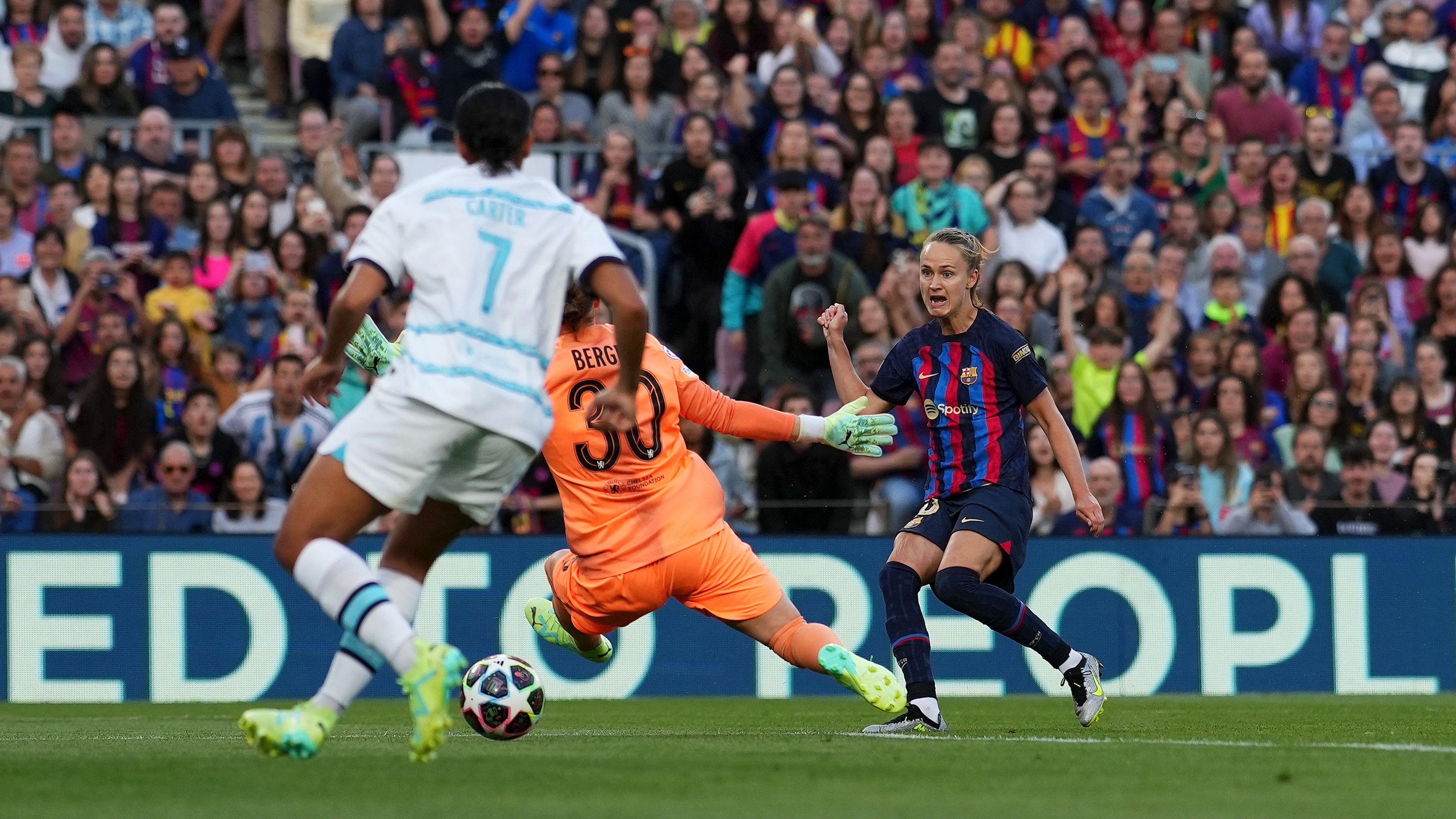 A Barcelona a visszavágón is Caroline Graham Hansen góljával szerezte meg a vezetést