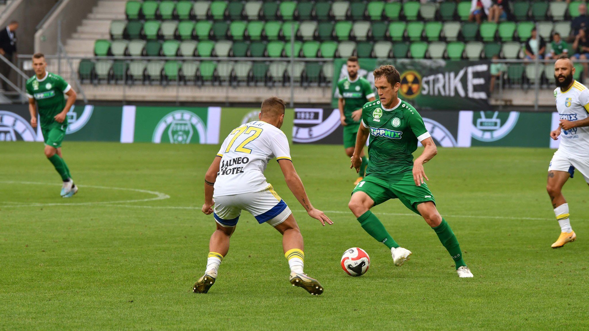 Papp Kristóf (középen) és a Paks szeptemberben már győzött hazai pályán a Mezőkövesd ellen. (Fotó: paksifc.hu)