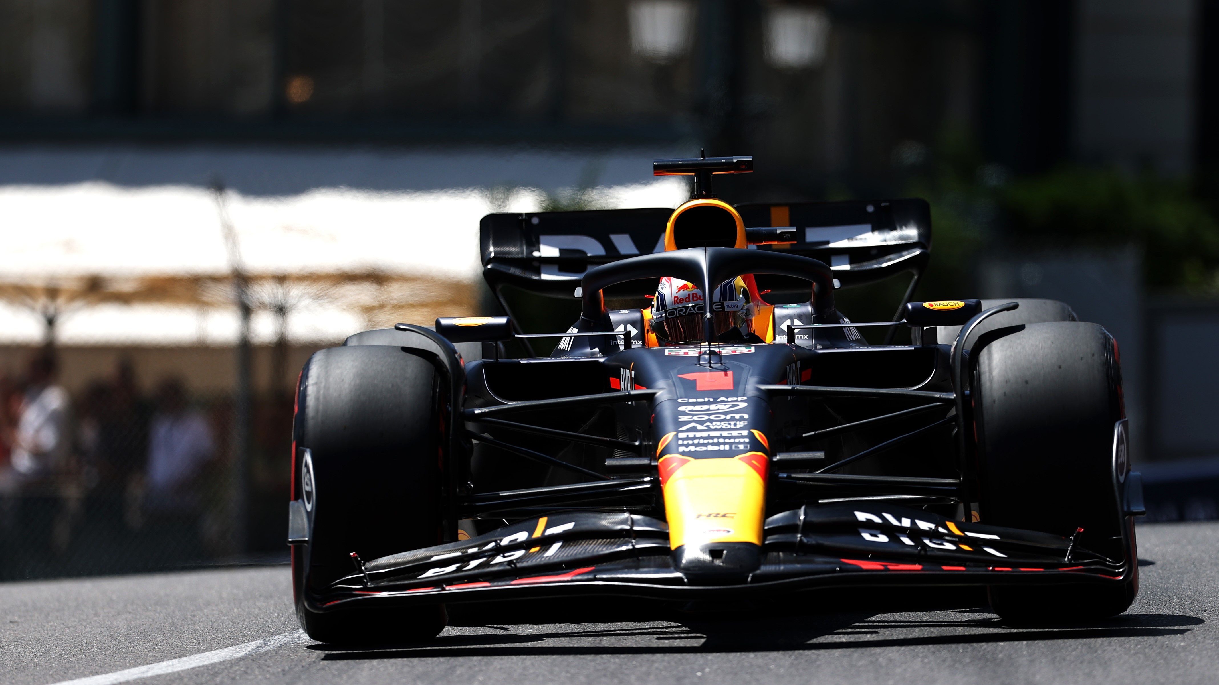 Hamilton a falnak ütközött, Verstappen nyerte a harmadik szabadedzést Monacóban – videóval