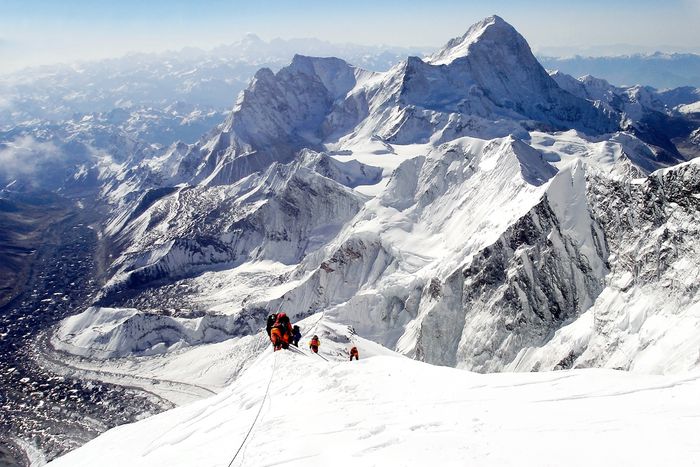 Az Everest történetének egyik leghalálosabb évében 15 hegymászó halt meg