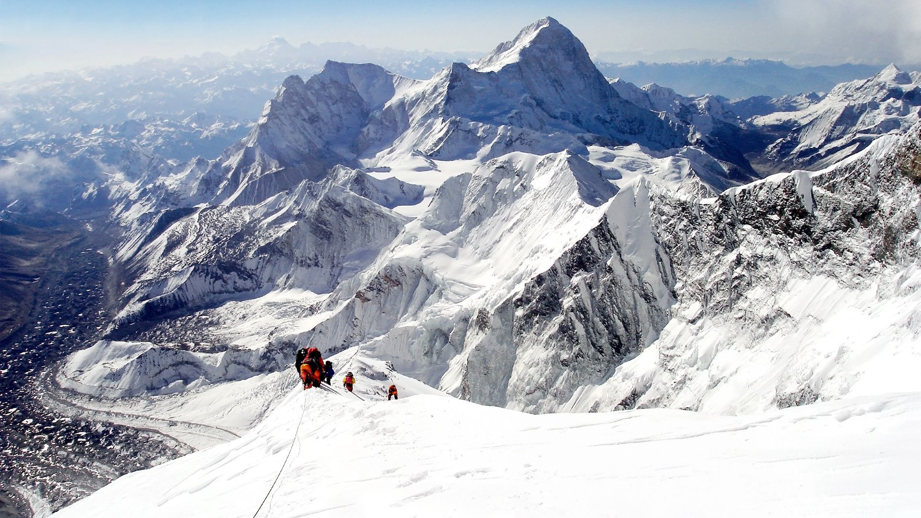 Az Everest történetének egyik leghalálosabb évében 15 hegymászó halt meg