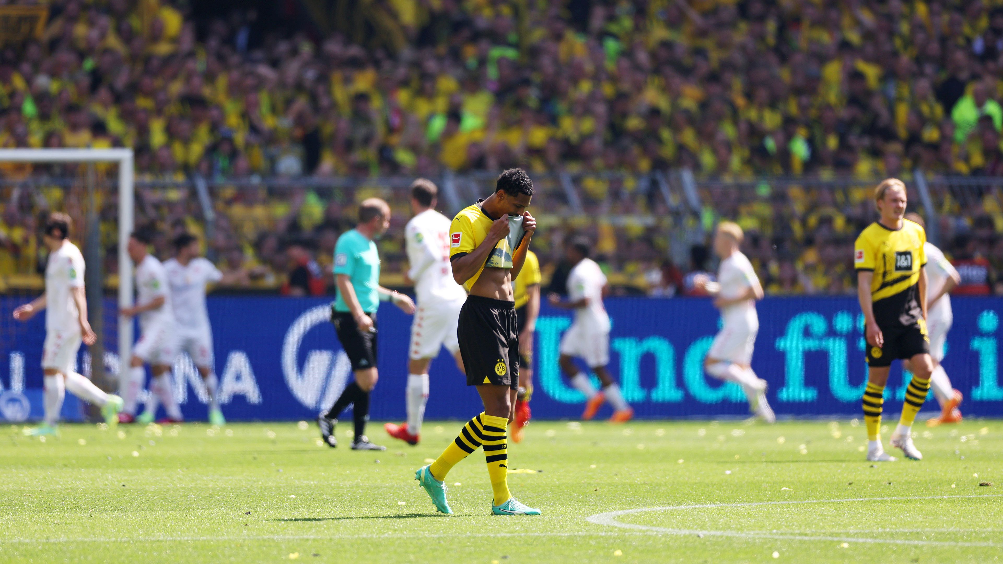 Nem tudott élni a lehetőséggel a Dortmund, ismét a Bayern a bajnok – videóval